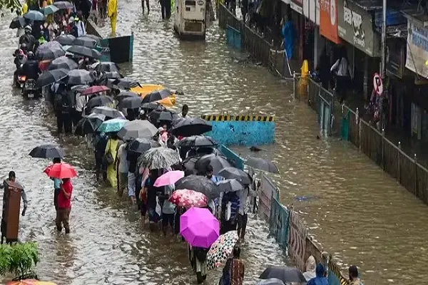 मुंबई में भारी बारिश से तबाही, मौसम विभाग ने जारी किया रेड अलर्ट, कई ट्रेनें रद्द