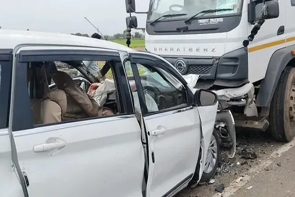 दर्दनाक सड़क हादसा : तेज रफ्तार कार हाईवे पर खड़े ट्रक से टकराई, 4 की मौके पर मौत-4 गंभीर घायल