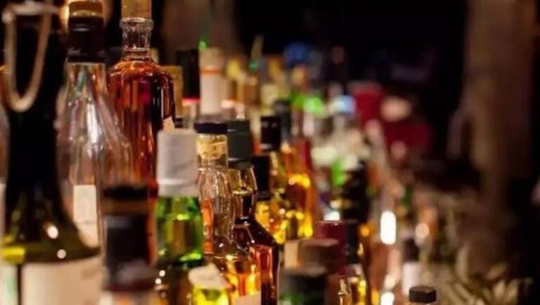 शराब पीने वालों को झटका! 10-50 रुपये तक बढ़ सकते हैं बोतलों के दाम