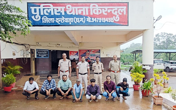 (दंतेवाड़ा) किरंदुल पुलिस की जुआरियों पर बड़ी कार्रवाई, 8 आरोपी गिरफ्तार, 11,400 नगद जब्त
