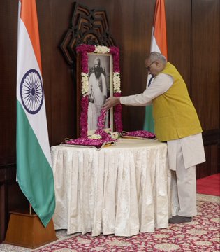 (नई दिल्ली)उपराष्ट्रपति ने स्वतंत्रता सेनानी थिरु सुब्रमण्यम शिवा को पुण्यतिथि पर दी भावभीनी श्रद्धांजलि