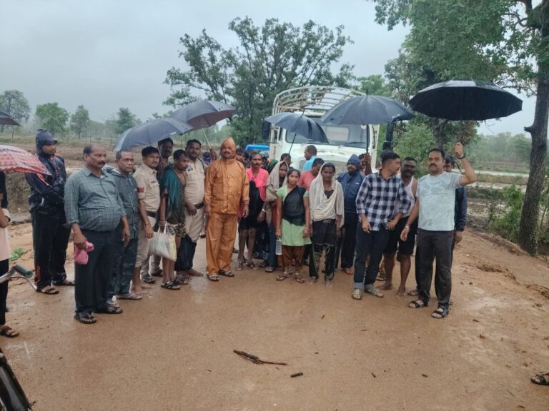 गरियाबंद पुलिस की तत्परता एवं सूझबूझ से ग्राम विजयपाल के 14 ग्रामीणों की बचाई गई जान।