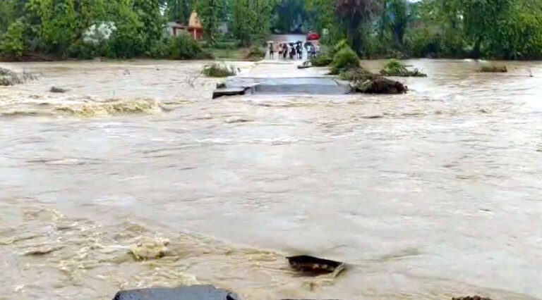 (गरियाबंद) गरियाबंद में भारी बारिश का असर, 40 साल पुराना कुसुमबोड़ा पुल टूटा, दर्जनों गांवों का संपर्क कटा