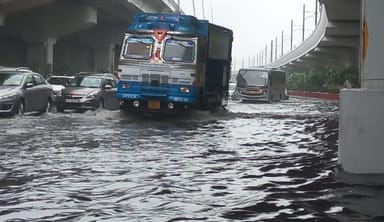 दिल्ली में बारिश की मेहरबानी पर जलभराव ने फेरा पानी, इंतजाम के सरकारी दावों की खुली पोल