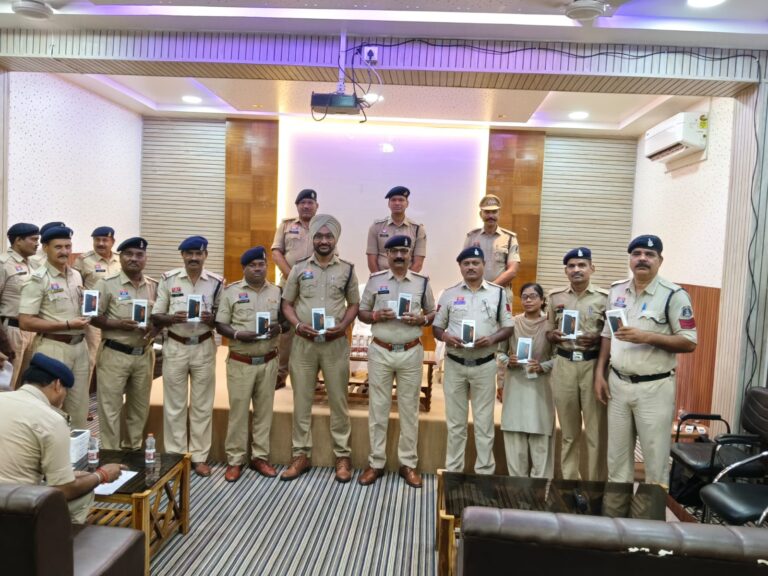 (दुर्ग) दुर्ग पुलिस की डिजिटल पहल: विवेचकों को मिले मोबाइल डेटा टर्मिनल, घटनास्थल से ही होगी ऑनलाइन विवेचना