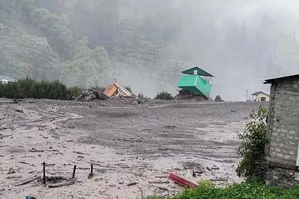 कश्मीर में 60 मिनट के भीतर दो बार फटा बादल, अनंतनाग में बाढ़ से तबाही; होटल और घर जलमग्न