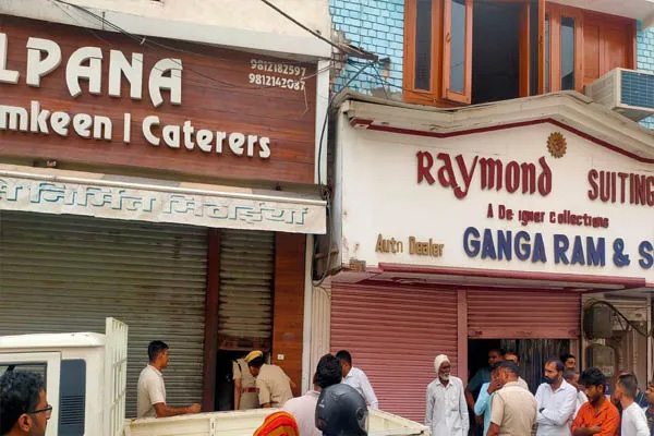 हिसार में स्वीट शॉप की लिफ्ट में फंसा वर्कर, जोरदार झटके से गर्दन कटकर धड़ से हुई अलग; इलाके में सनसनी