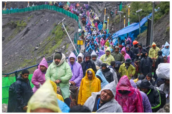 भारी बारिश के बीच 4 दिन में 85 हजार पार हुआ श्रद्धालुओं का आंकड़ा, बाबा बर्फानी के दर्शन के लिए उमड़ा जनसैलाब