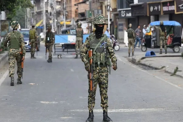जम्मू-कश्मीर के डोडा में SOG जवानों से राइफल छीनने की कोशिश, युवक की मौत; 3 पुलिसकर्मी घायल
