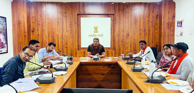 (कवर्धा) पट्टा सर्वे कार्य को लेकर कलेक्टर ने ली समीक्षा बैठक