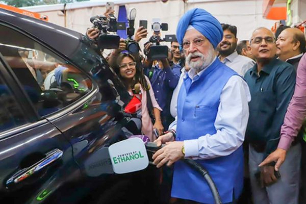 E20 पेट्रोल से माइलेज में आ सकती है 3-5 प्रतिशत की गिरावट, लेकिन फायदे अनेक: पेट्रोलियम मंत्रालय