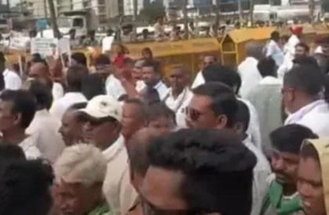(रायपुर) नकटी बुलडोजर कार्रवाई पर कांग्रेस का प्रदर्शन, प्रभावितों के साथ राजभवन तक पदयात्रा निकाली