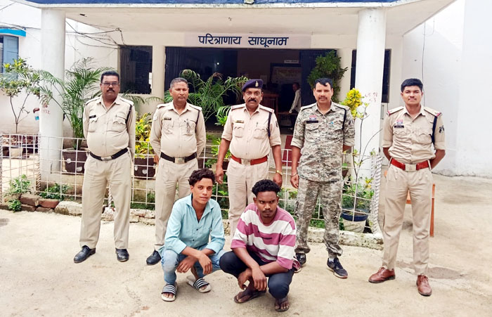 (कोरिया) शासकीय स्कूल में चोरी का खुलासा, 2 आरोपी गिरफ्तार, पंखे और केबल बरामद