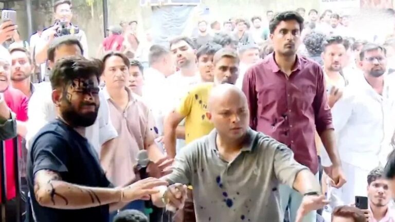 जंतर-मंतर पर प्रदर्शन के दौरान हंगामा, अभिजीत दीपके पर फेंकी गई स्याही; भूख हड़ताल का किया ऐलान