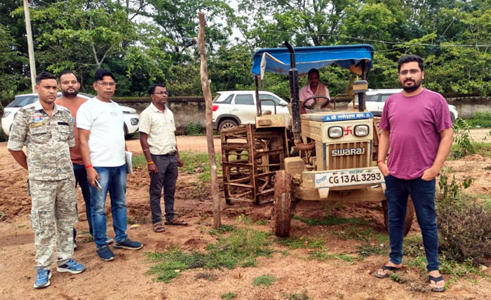 (सारंगढ़ बिलाईगढ़) सारंगढ़-बिलाईगढ़ में बिना पट्टी वाले केजव्हील ट्रैक्टरों पर कार्रवाई, दो ट्रैक्टर जब्त
