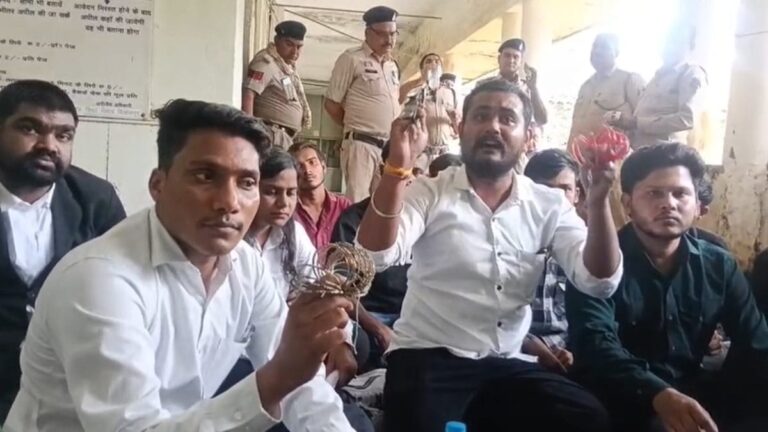 (बिलासपुर) निजी स्कूलों की मनमानी के खिलाफ एनएसयूआई का प्रदर्शन, डीईओ कार्यालय का किया घेराव