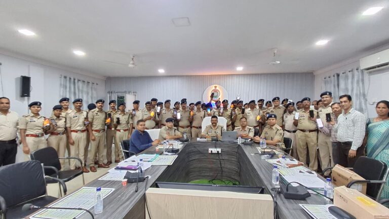 (जशपुर)जशपुर पुलिस के विवेचकों को मिले 104 स्मार्ट मोबाइल, वैज्ञानिक और डिजिटल विवेचना को मिलेगा बढ़ावा