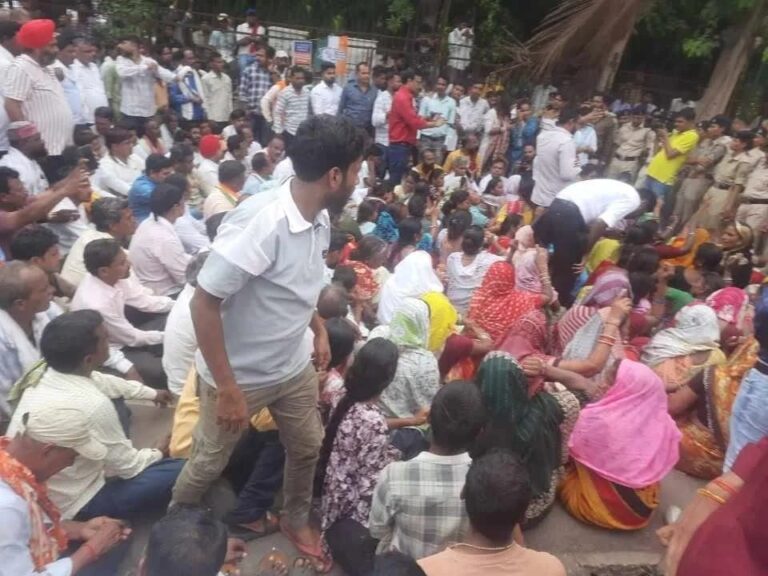 (रायपुर) नकटी के ग्रामीणों ने कलेक्ट्रेट घेरकर किया प्रदर्शन