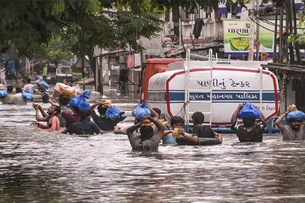 आसमानी आफत से दिल्ली से केरल तक हाहाकार, मुंबई में उफनीं झीलें, गुजरात में 39 ट्रेनें रद्द; हिमाचल का भी बुरा हाल