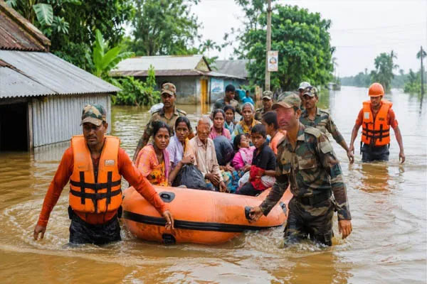 देश के कई राज्यों में बाढ़-बारिश से भयंकर तबाही, 50 से ज्यादा मौतें, जानें कहां कैसे हैं हालात