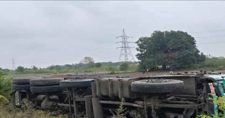 अनियंत्रित होकर पलटा सरिया से लदा ट्रक, 2 भाई समेत तीन मजदूरों की मौत
