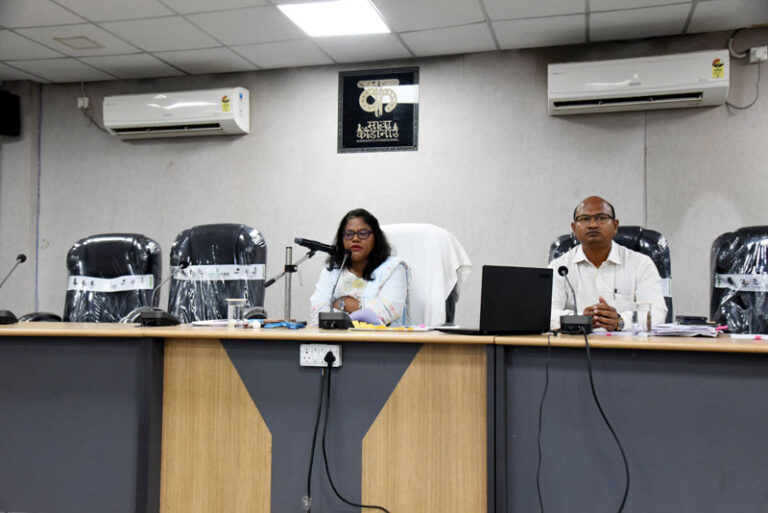 (कोण्डागांव) कलेक्टर ने समय-सीमा की बैठक में योजनाओं और निर्माण कार्यों की प्रगति की समीक्षा