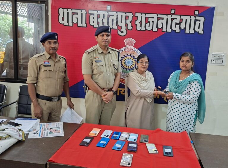 (राजनांदगांव) बसंतपुर पुलिस ने 25 गुम मोबाइल लौटाए, 3.75 लाख रुपये के फोन पाकर खिले मालिकों के चेहरे