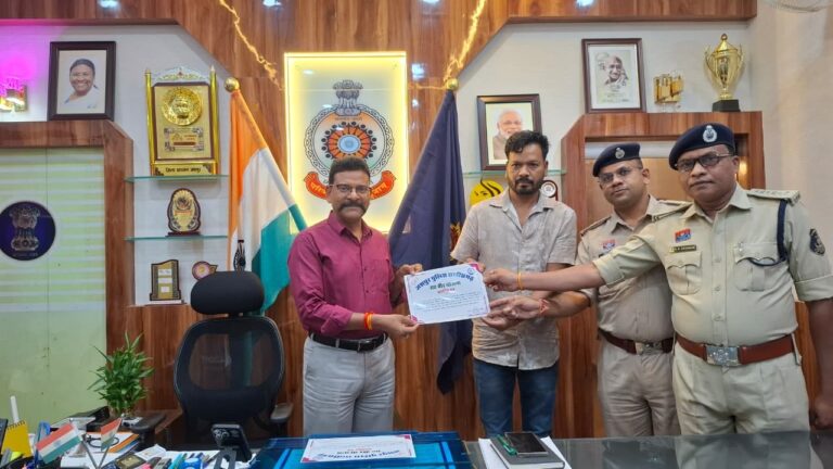 (जशपुर)सड़क दुर्घटना में घायलों की जान बचाने वाले दो गुड सेमेरिटन नागरिक सम्मानित, केंद्र सरकार से मिले 25-25 हजार रुपये