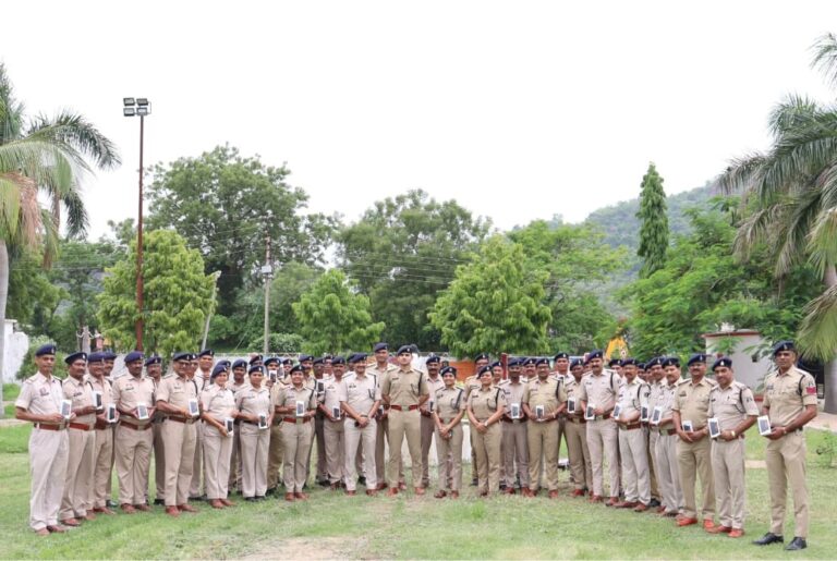 (कांकेर)कांकेर पुलिस की बड़ी पहल, विवेचकों को मिले 183 मोबाइल डाटा टर्मिनल (रूष्ठञ्ज) डिवाइस