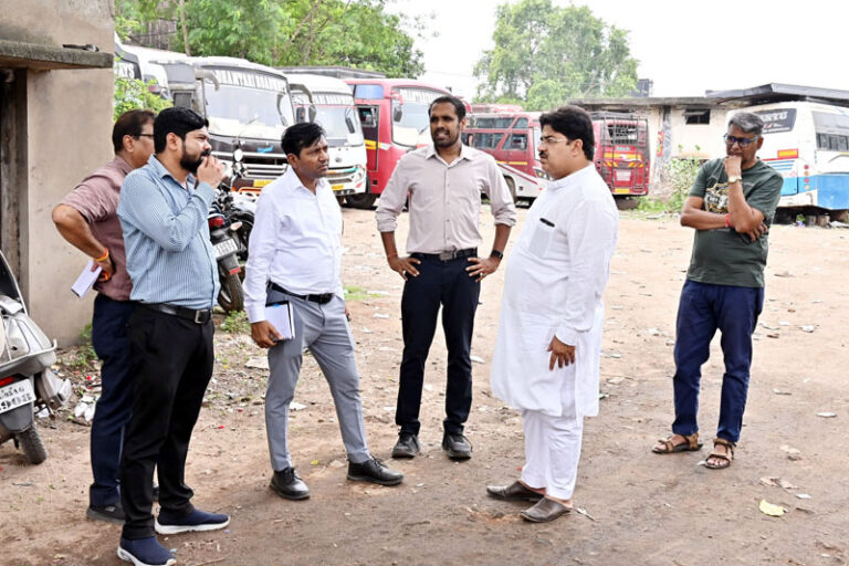 (धमतरी) महापौर, कलेक्टर एवं निगम आयुक्त ने शहर के प्रमुख विकास कार्यों का किया संयुक्त निरीक्षण
