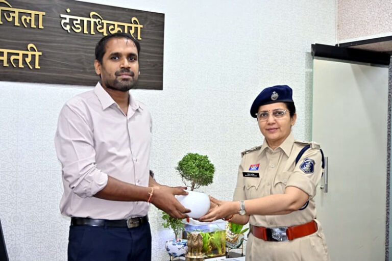 (धमतरी) नव पदस्थ पुलिस अधीक्षक (आईपीएस) श्रीमती भावना पांडेय ने कलेक्टर से की सौजन्य भेंट