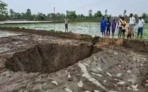 (बालोद)बालोद में बारिश के बाद खेत की जमीन धंसी, 30 फीट से अधिक गहरा गड्ढा बनने से दहशत