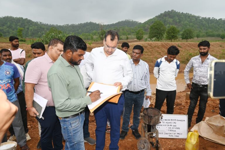 (कवर्धां)पीएम जनमन योजना की सड़क धंसने का खुलासा: ओवरलोड वाहन और निर्माण में खामी जिम्मेदार, दो इंजीनियर निलंबित