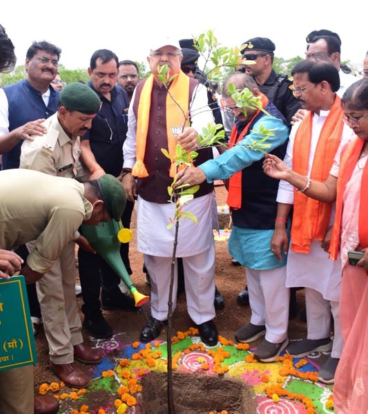 (राजनांदगांव) वृक्षारोपण आने वाली पीढिय़ों के लिए अमूल्य धरोहर : विधानसभा अध्यक्ष डॉ. रमन सिंह