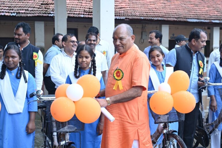 (जशपुरनगर)जिले में मनाया गया धूमधाम से जिला स्तरीय शाला प्रवेश उत्सव