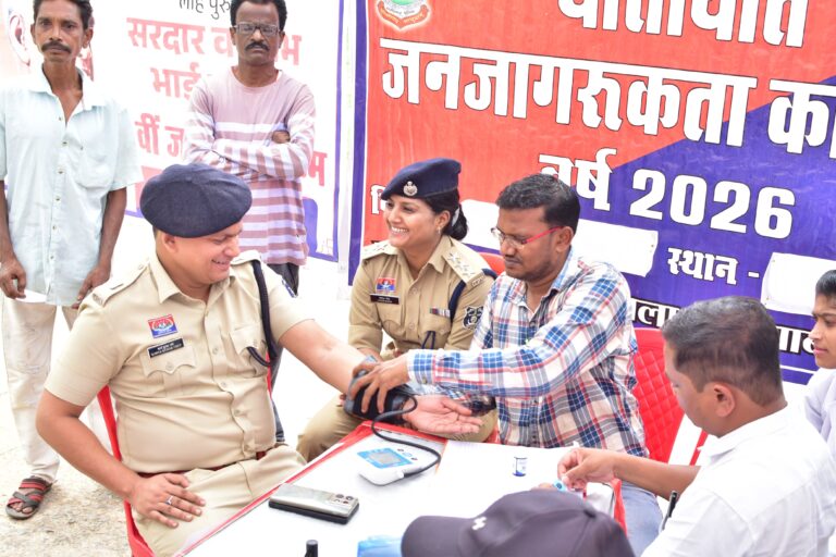 (गरियाबंद)सरदार पटेल की 150वीं जयंती पर गरियाबंद पुलिस का नि:शुल्क स्वास्थ्य शिविर, वाहन चालकों का भी हुआ नेत्र परीक्षण