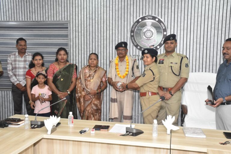 बस्तर पुलिस ने अपने तीन कर्मयोगियों को दी भावभीनी विदाई, दशकों की सेवा को किया नमन