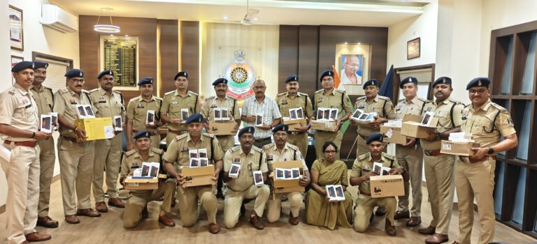 डिजिटल विवेचना की बड़ी पहल: जांजगीर-चांपा पुलिस के 99 विवेचकों को मिले हाईटेक मोबाइल