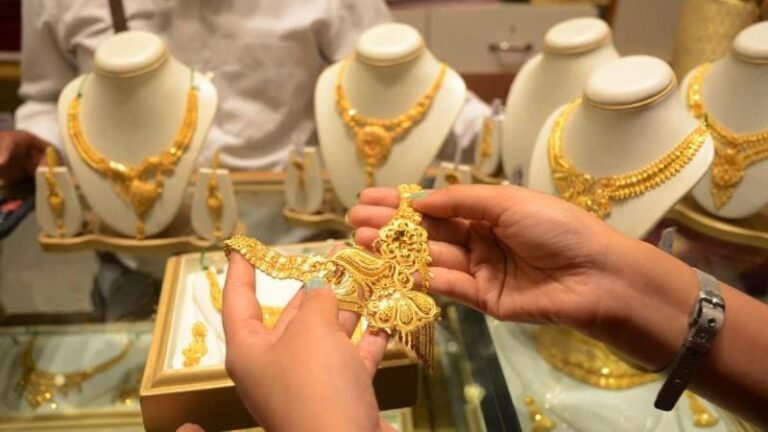 गोल्ड पर दो तस्वीरें, विदेशी निवेशक बाहर तो भारतीयों का भरोसा बरकरार