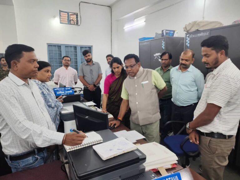 एमसीबी कलेक्ट्रेट का औचक निरीक्षण: कमिश्नर ने परखी हर शाखा, समयबद्ध कामकाज के दिए सख्त निर्देश