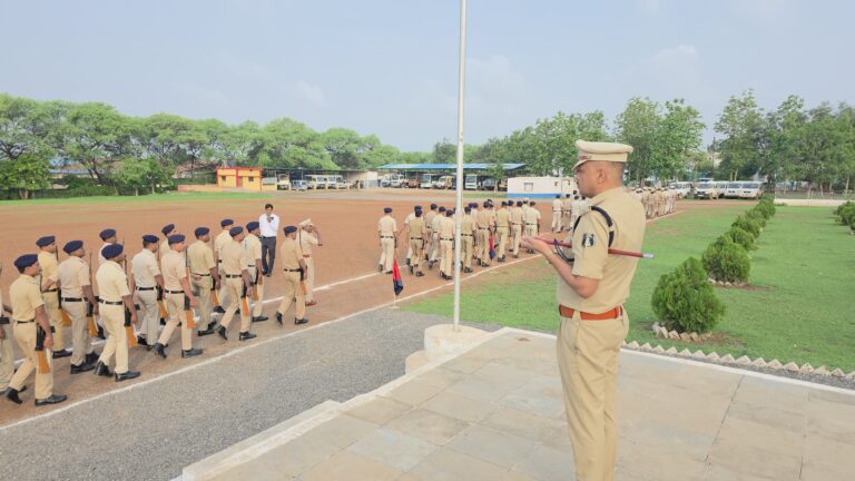 जनरल परेड के बाद पर्यावरण संरक्षण का संकल्प, सरदार पटेल जयंती पर कबीरधाम पुलिस का 300 पौधों वाला अभियान