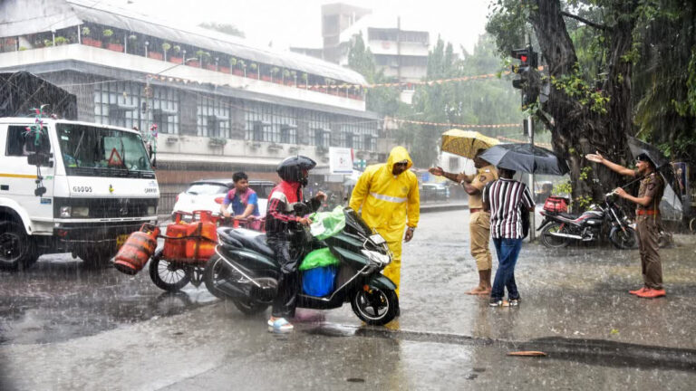 यूपी-बिहार समेत कई राज्यों में भारी बारिश का अलर्ट, महाराष्ट्र-गुजरात में रेड चेतावनी