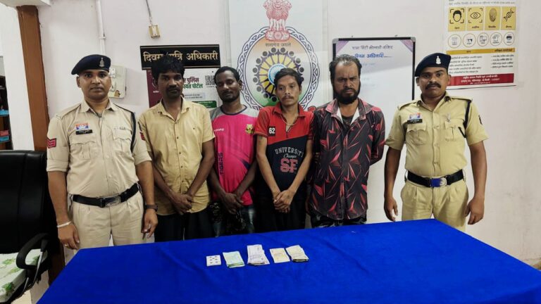 (कांकेर) जुआ फड़ पर पुलिस की दबिश, 4 आरोपी गिरफ्तार, नकदी और ताश की गड्डी जब्त