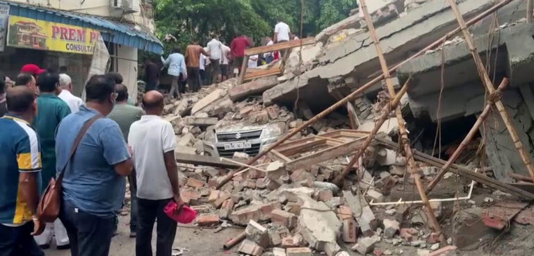दिल्ली के रोहिणी में लगातार बारिश के बीच ढही 5 मंजिला इमारत, कई लोगों के दबे होने की आशंका, रेस्क्यू ऑपरेशन जारी