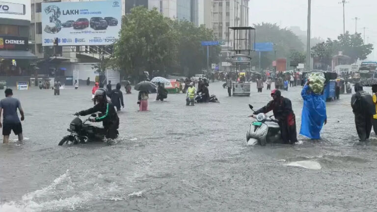 गुजरात के सूरत में बारिश मचा रही गदर, आसमानी बिजली और करंट से 4 की मौत; कई इलाकों में बाढ़ जैसे हालात