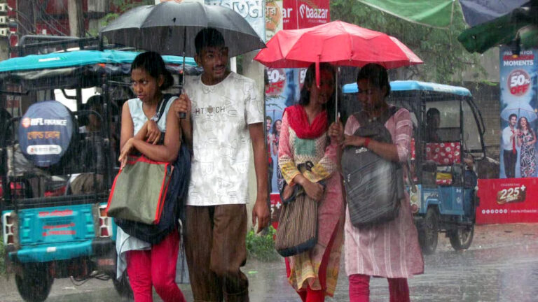 अगले छह दिनों तक कई राज्यों में भारी बारिश का अलर्ट, बंगाल की खाड़ी में बने कम दबाव के क्षेत्र का असर