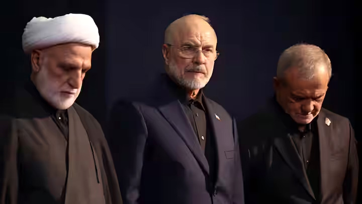 खामेनेई के अंतिम संस्कार में राष्ट्रपति के खिलाफ नारेबाजी, विदेश मंत्री पर फेंके गए पत्थर
