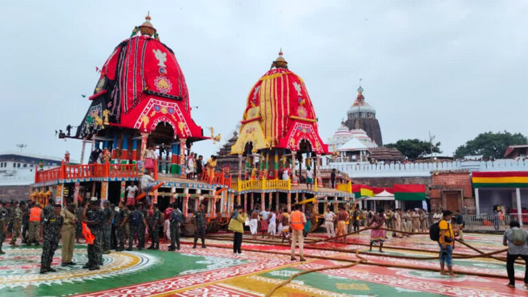 भगवान जगन्नाथ के दर्शन के लिए उमड़ी भक्तों की भीड़
