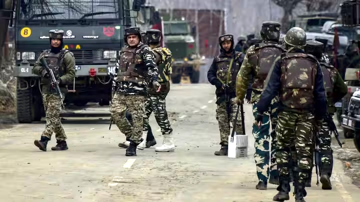 जम्मू-कश्मीर के शोपियां में मुठभेड़, लश्कर के 2 आतंकी घिरे