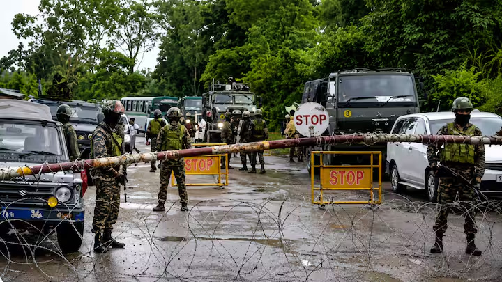 मणिपुर के कांगपोकपी में सशस्त्र समूहों की गोलीबारी में मां-बेटी घायल, 3 घरों में आग लगाई